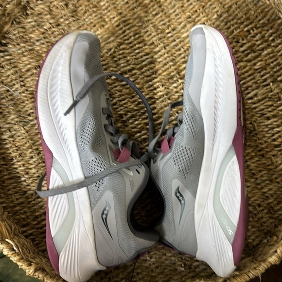 Saucony 15 running shoe ally quartz, purple & grey comfortable,lightweight,SZ 7W - Picture 2 of 8